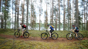Pyöräilijät polkevat kansallispuiston polulla. Kuva: Touho Häkkinen/retkeilyKS
