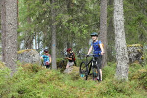 Pyöräilijät pysähtyvät metsäpolulla. Kuva: Touho Häkkinen/retkeilyKS