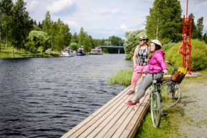 Pyöräilijät tauolla Jämsänjoen varrella. Kuva: Anu Pitkänen