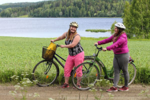 Pyöräilijöitä Jämsän maalaismaisemissa. Kuva: Anu Pitkänen