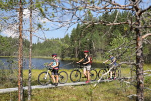 Pyöräilijät pysähtyivät pitkospuille. Kuva: Touho Häkkinen/retkeilyKS