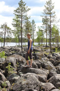 Rakkakivikkoa ja retkeilijä Pienen Koirajärven pohjoispäässä. Kuva: Suvi-Tuulia Leinonen/retkeilyKS