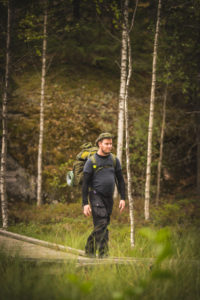 Retkeilijämies rinkka selässä. Kuva: Heikki Sulander/retkeilyKS