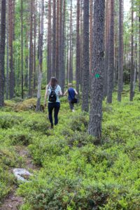 Retkeilijoita Pahapuron polulla. Kuva: Suvi-Tuulia Leinonen/retkeilyKS