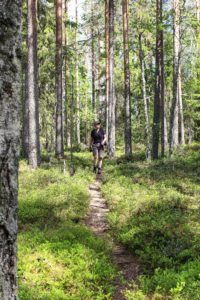 Retkeilijä Pahapuron polulla. Kuva: Suvi-Tuulia Leinonen/retkeilyKS