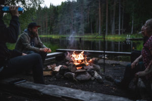 Retkeilijöitä iltanuotiolla Lortikan rannalla. Kuva: Heikki Sulander/retkeilyKS