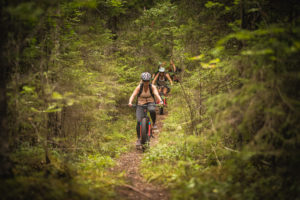 Ryhmä fatbike-retkellä. Kuva: Heikki Sulander/retkeilyKS