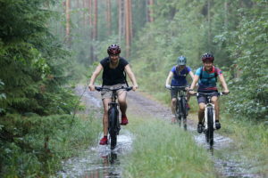 Sade yllätti pyöräilijät. Kuva: Touho Häkkinen/retkeilyKS
