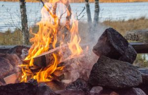 Nuotio Heikinjärven laavulla, Salamajärven kansallispuisto. Kuva: Upe Nykänen/retkeilyKS