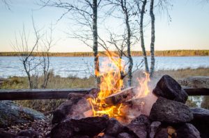 Nuotio Heikinjärven laavulla, Salamajärven kansallispuisto. Kuva: Upe Nykänen/retkeilyKS
