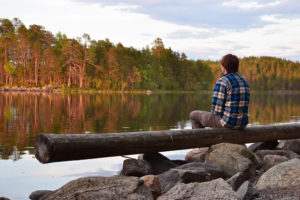 Retkeilija nauttimassa Ison Koirajärven maisemista kesäiltana. Kuva: Saara Tervala/retkeilyKS