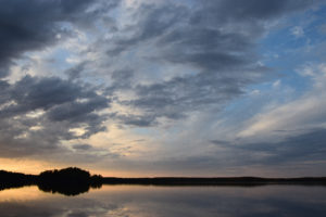 Ilta-aurinko ja pilviharso Ison Koirajärven yllä. Kuva: Saara Tervala/retkeilyKS