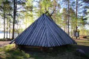 Kota Ison Koirajärven rannalla aamuauringossa. Kuva: Upe Nykänen/retkeilyKS