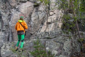 Meloja tutkii Saraakallioiden kalliomaalauksia, Laukaa. Kuva: Upe Nykänen
