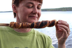 Tikkupulla maistuu Koirasalmella. Kuva: Suvi-Tuulia Leinonen/retkeilyKS