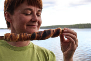 Tikkupulla maistuu Koirasalmella. Kuva: Suvi-Tuulia Leinonen/retkeilyKS