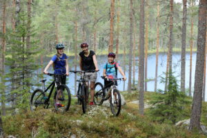 Tyytyväiset maastopyöräilijät Leivonmäen kansallispuistossa. Kuva: Touho Häkkinen/retkeilyKS
