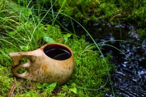Kuksa puron vieressä.