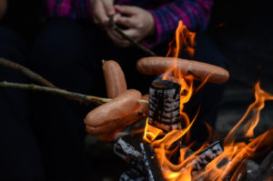 Makkaranpaistoa nuotiolla