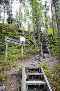 Kanavuoren luontopolku sisältää myös portaita.