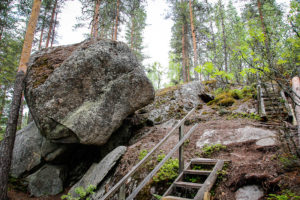 Kanavuoren luontopolulla on myös portaita.