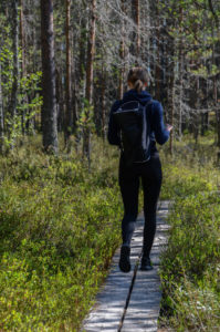 Kävelijä Kirveslammen kierroksella Leivonmäen kansallispuistossa. Kuva: Upe Nykänen/retkeilyKS
